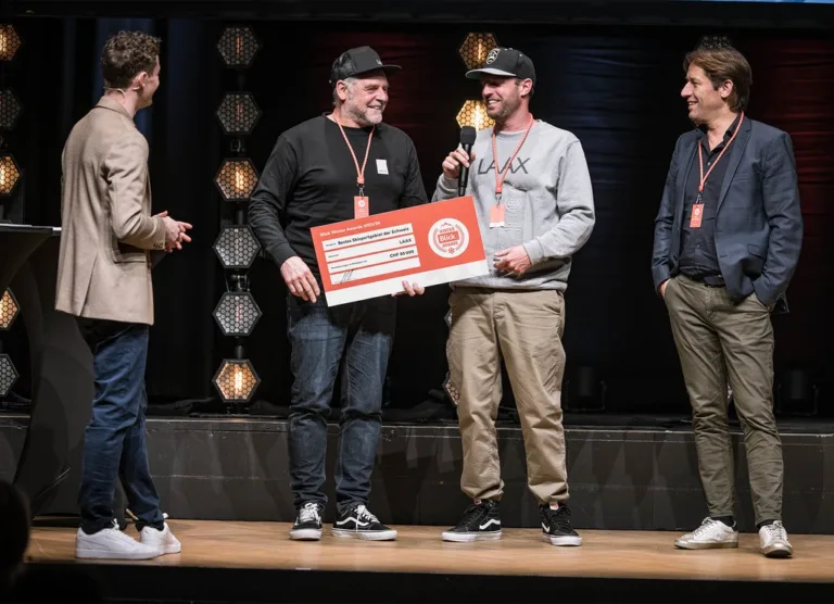 Gewinnübergabe für zwei Blick Winter Awards