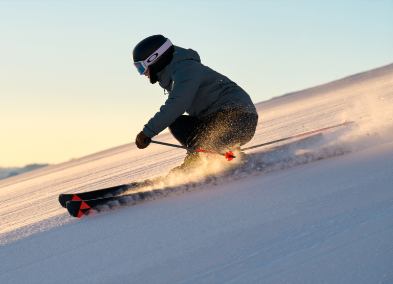 Skifahrer im Sonnenuntergang