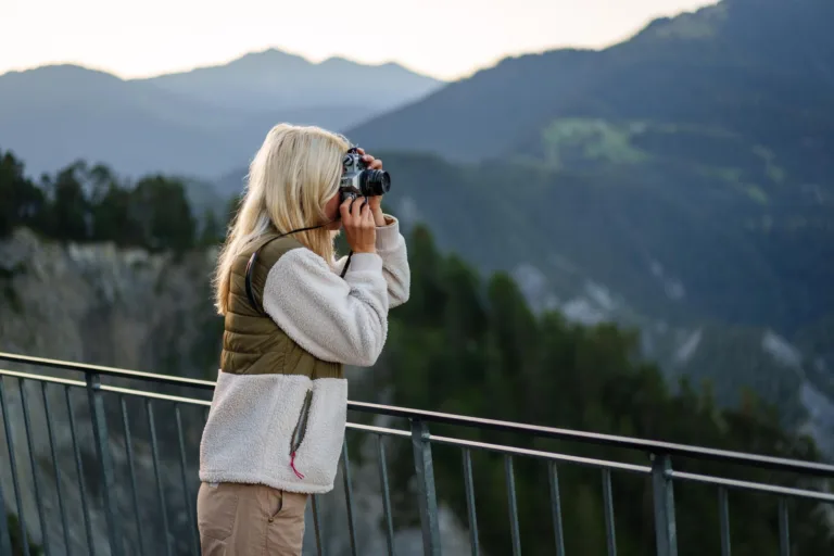 Blonde Frau, welche die Reinschlucht fotografiert